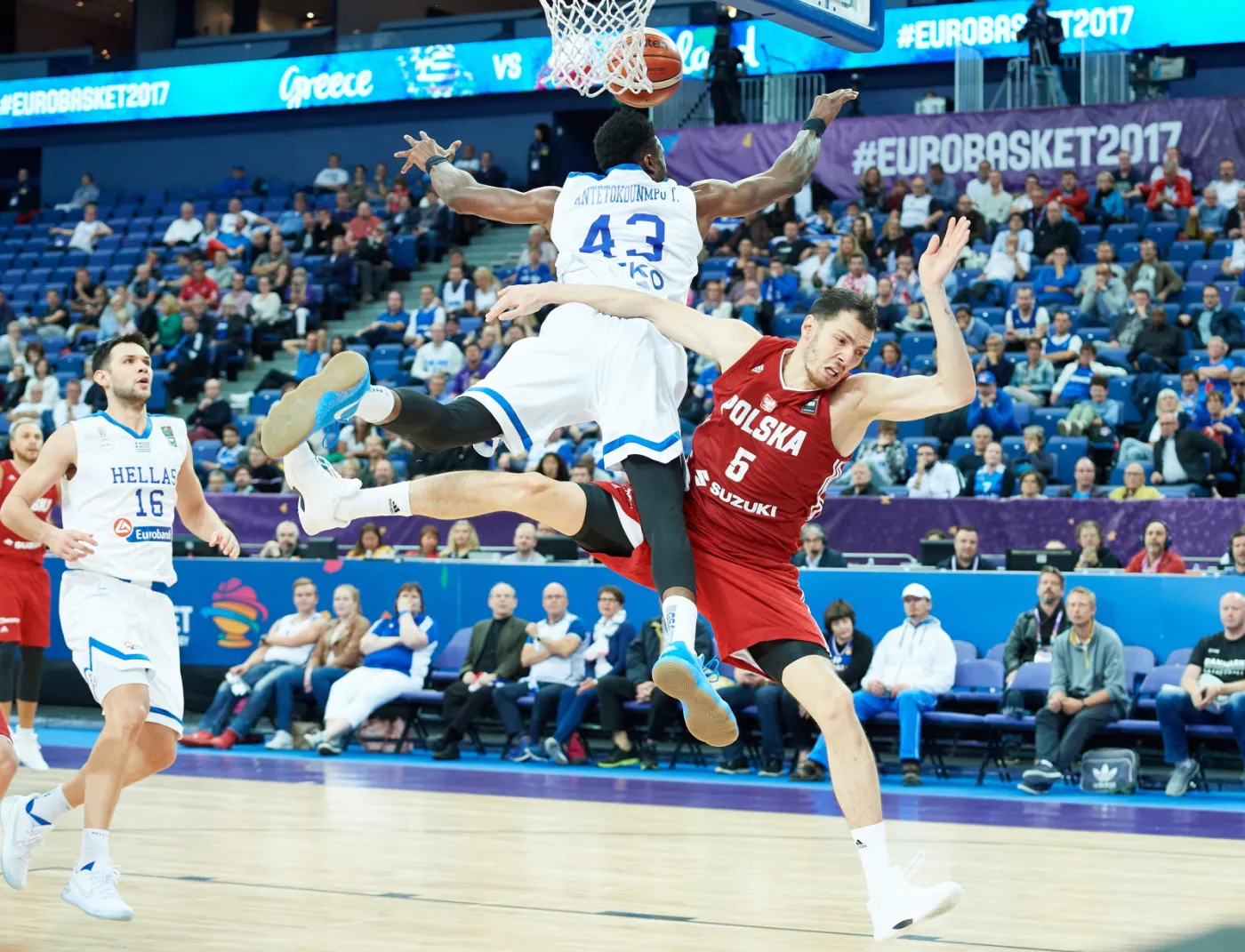 Aaron Cel (P) i Thanasis Antetokounmpo (C)