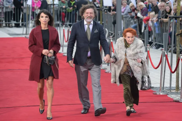 Śliwkowe usta i te nogi... Trafiona stylizacja Marty Kaczyńskiej na festiwalu w Gdyni