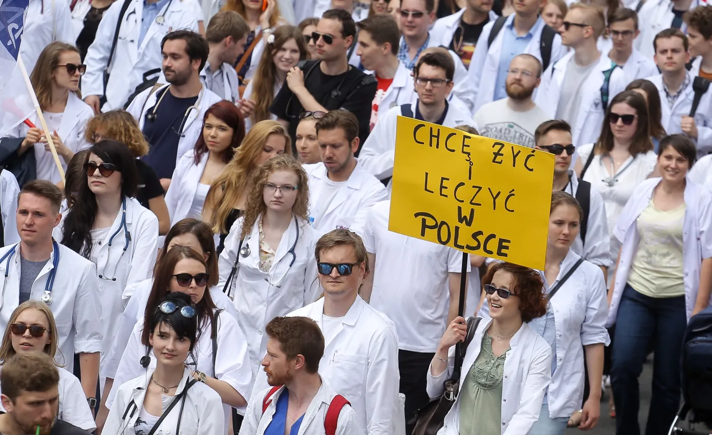 Manifestacja Porozumienia Rezydentów OZZL na warszawskich ulicach w sierpniu 2016