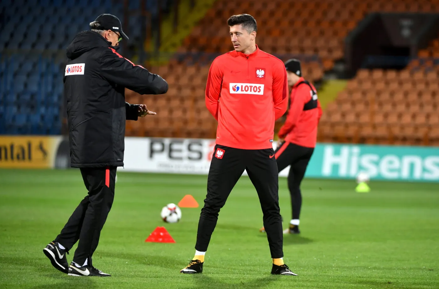 Piłkarz reprezentacji Polski Robert Lewandowski (P) i selekcjoner kadry Adam Nawałka (L)