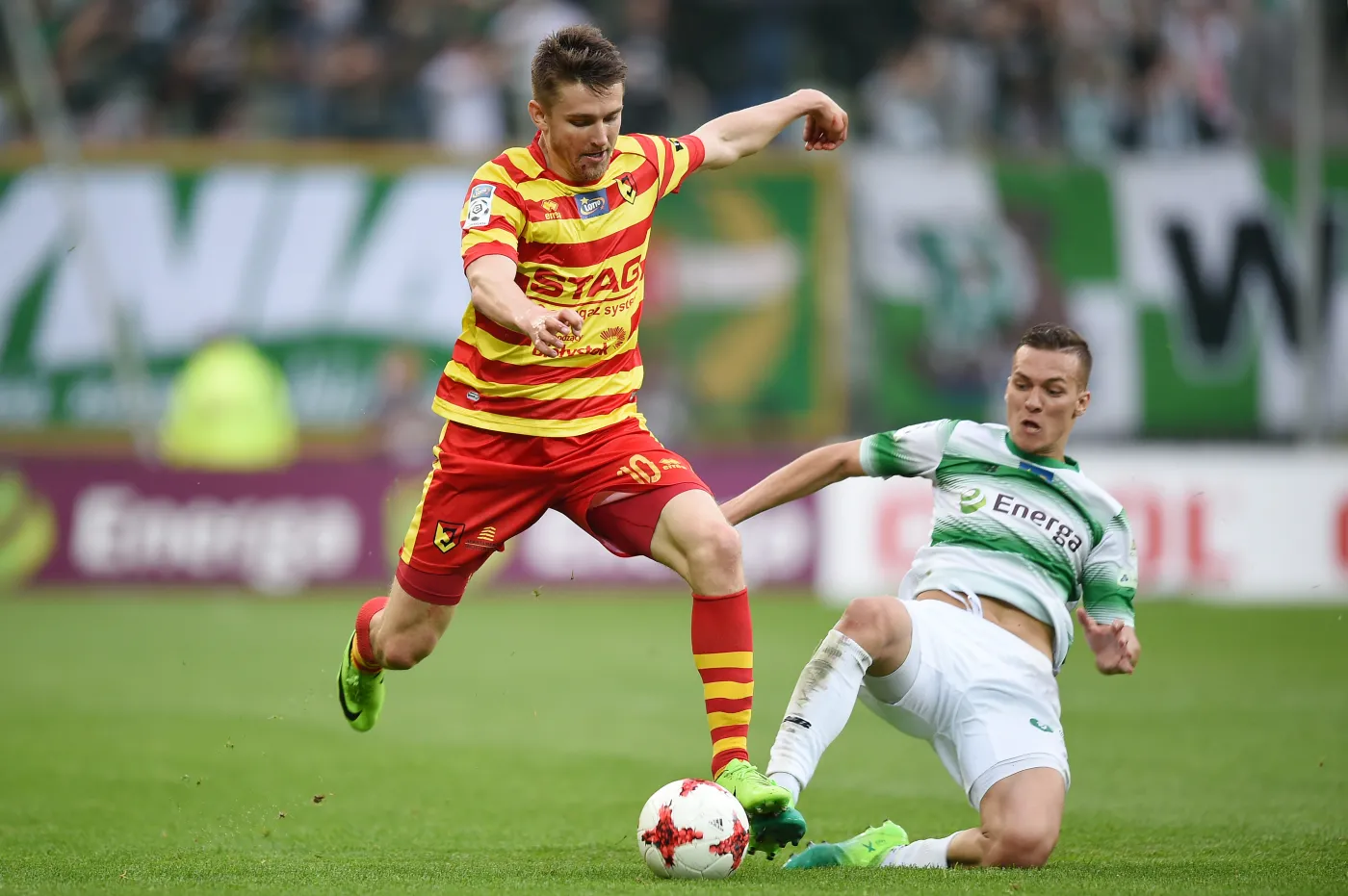 Zawodnik Lechii Gdańsk Lukas Haraslin (P) i Fedor Cernych (L) z Jagiellonii Białystok