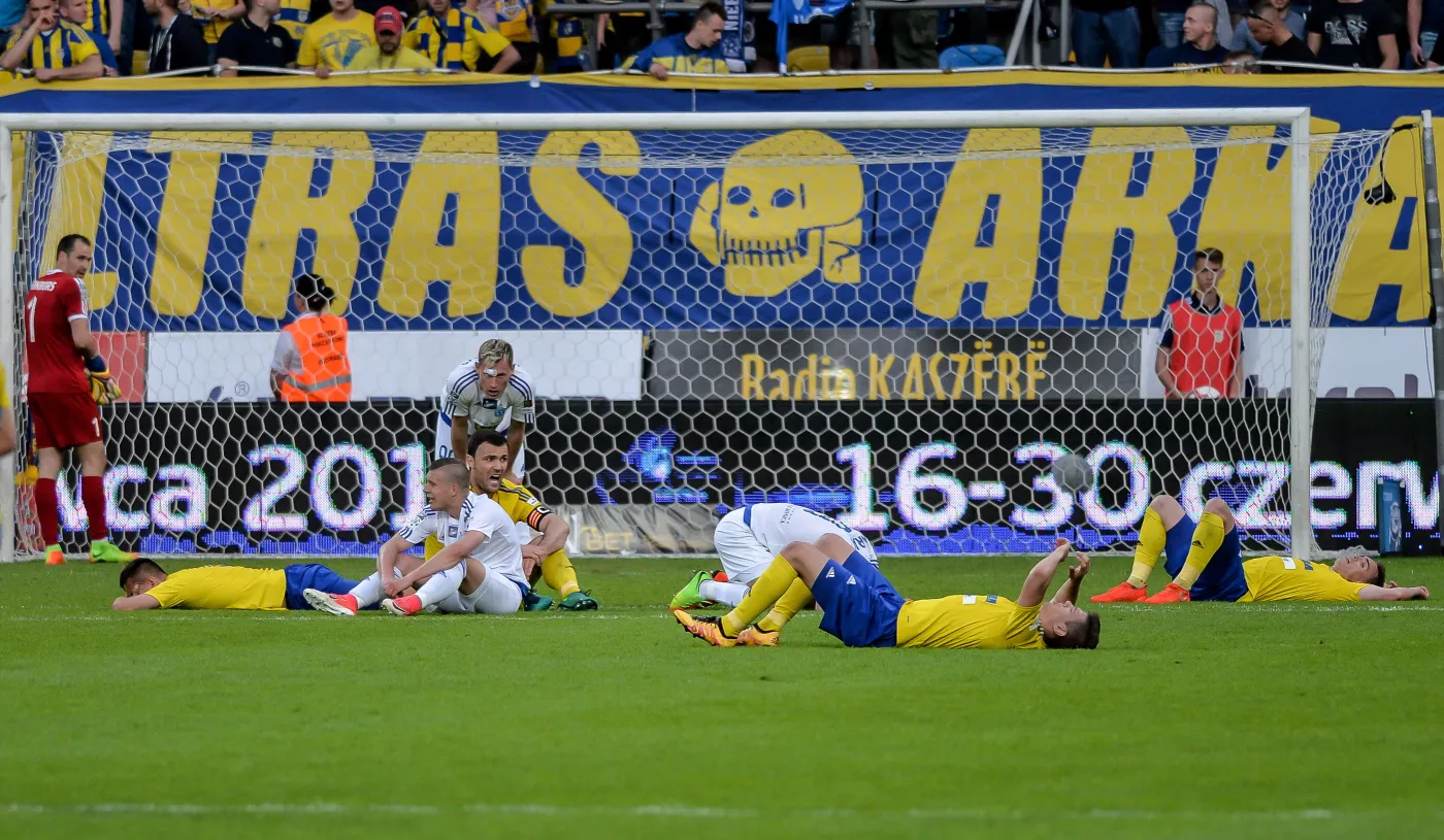 Zawodnicy Arki Gdynia i Ruchu Chorzów po skończonym meczu grupy spadkowej piłkarskiej Ekstraklasy