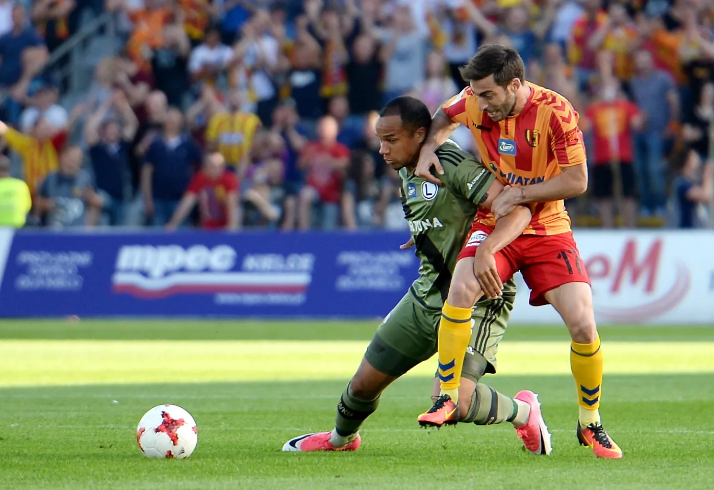 Piłkarz Korony Kielce Miguel Palanca (P) i Vadis Odjidja-Ofoe (L) z Legii Warszawa