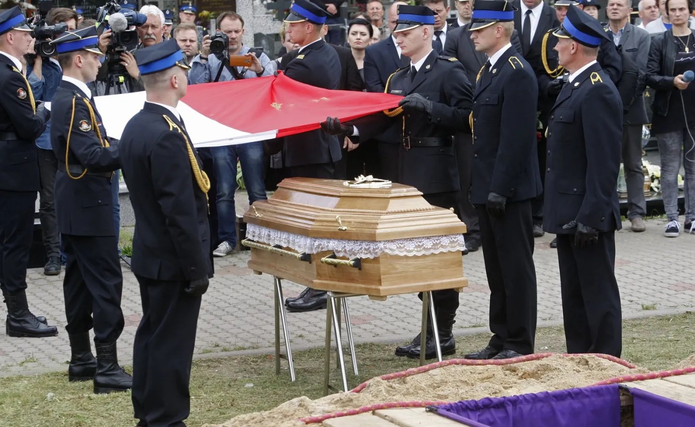 10195930-uroczystosci-pogrzebowe-ogniomistrza.jpg