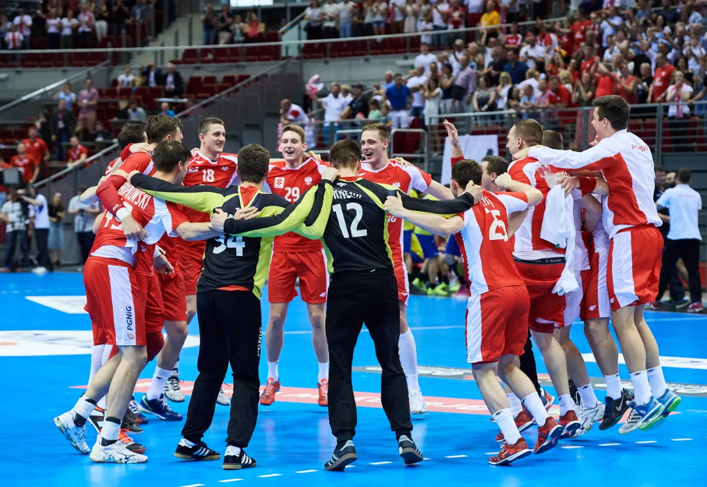 Polska drużyna cieszy się z wygranej 32:31 w meczu eliminacyjnym do mistrzostw Europy 2018 piłkarzy ręcznych z Rumunią