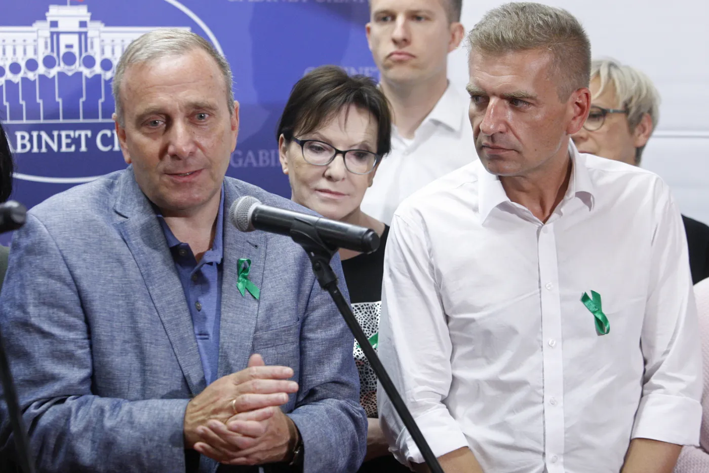 Przewodniczący PO Grzegorz Schetyna (L) oraz posłowie PO Bartosz Arłukowicz (P) i Ewa Kopacz (2P) podczas briefingu prasowego przed posiedzeniem Gabinetu Cieni Platformy Obywatelskiej, 11 bm. w Białowieży.