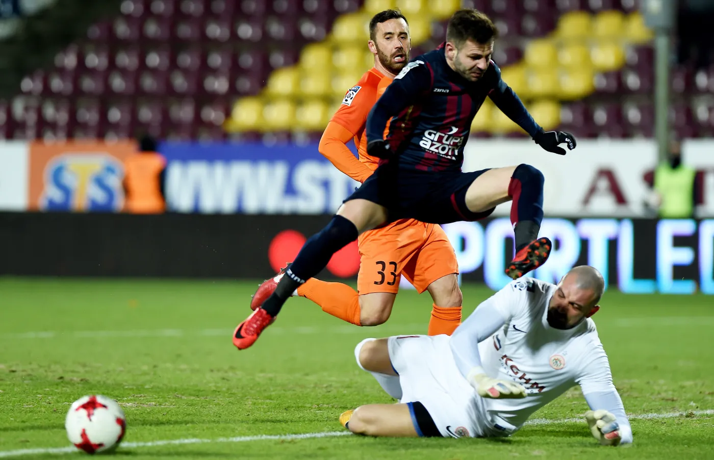 Zawodnik Pogoni Szczecin Spas Delev (C) oraz Lubomir Guldan (L) i Martin Polaćek (dół) z KGHM Zagłębia Lubin