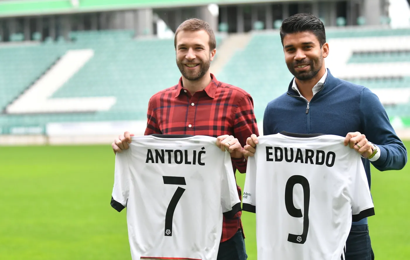 Nowi piłkarze Legii Warszawa Domagoj Anatolic (L) i Eduardo da Silva (P)