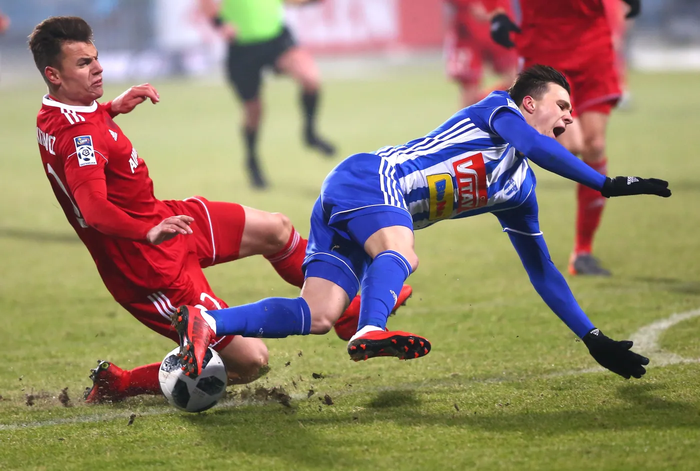 Zawodnik Wisły Płock Konrad Michalak (P) i Adrian Gryszkiewicz (L) z Górnika Zabrze