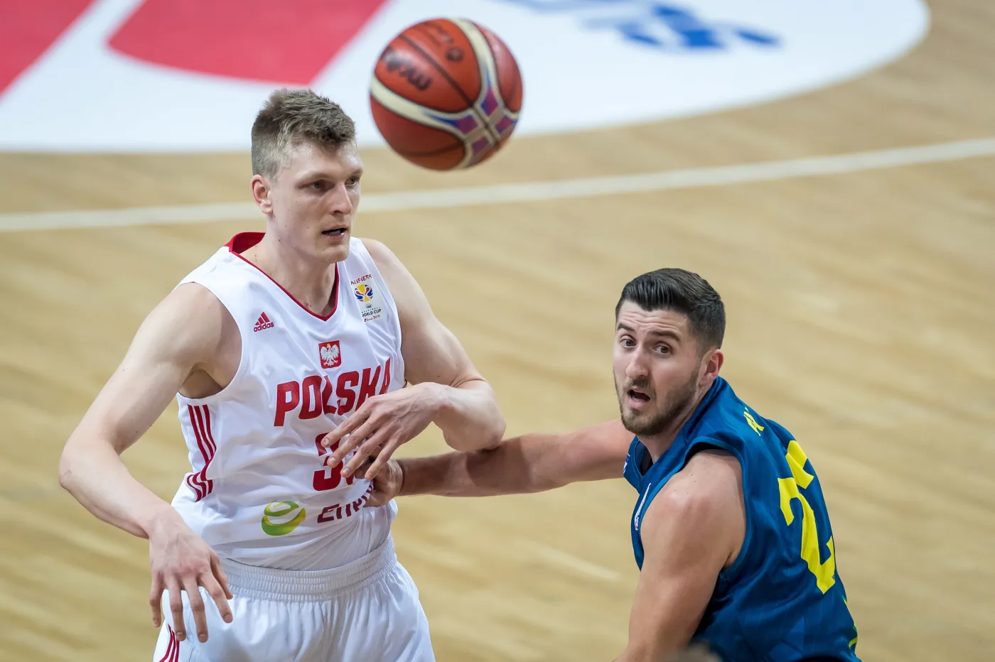 Zawodnik reprezentacji Polski Karol Gruszecki (L) i Jaren Sina (P) z reprezentacji Kosowa