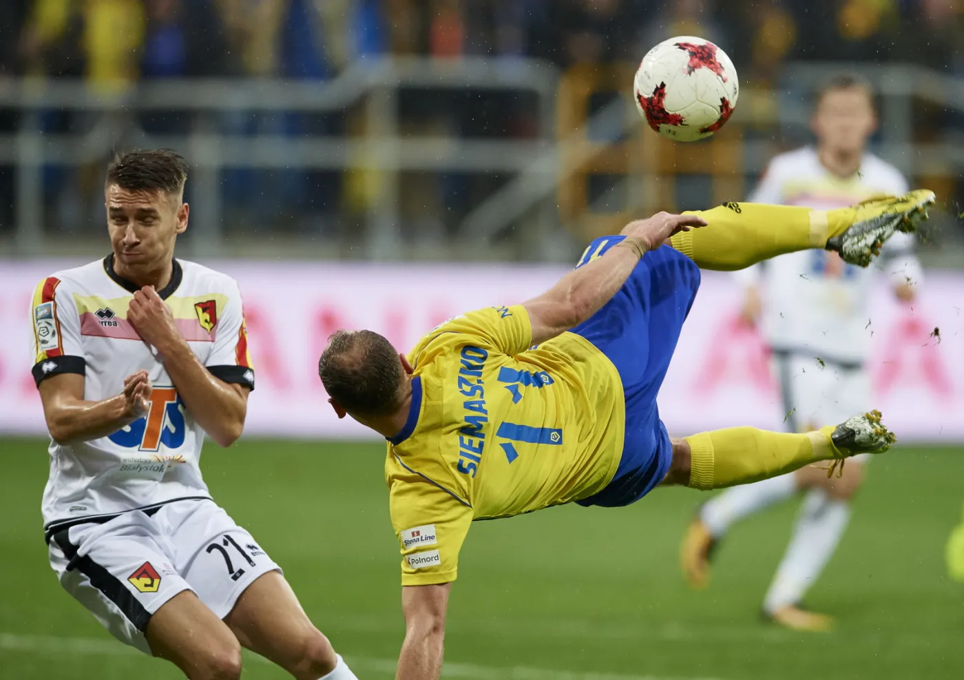 Zawodnik Arki Gdynia Rafał Siemaszko (P) i Przemysław Frankowski (L) z Jagiellonii Białystok