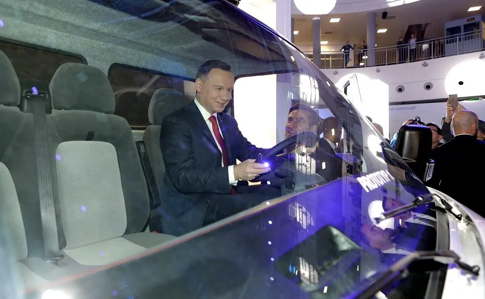 Prezydent Andrzej Duda za kierownicą Ursusa ELVI 