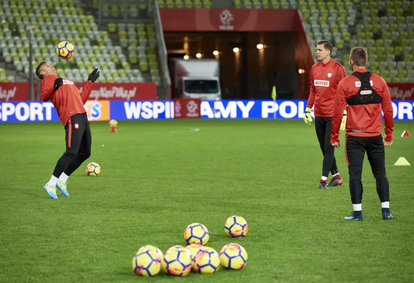 Piłkarz reprezentacji Polski Thiago Cionek (L) i bramkarz Wojciech Szczęsny (P) podczas treningu w Gdańsku