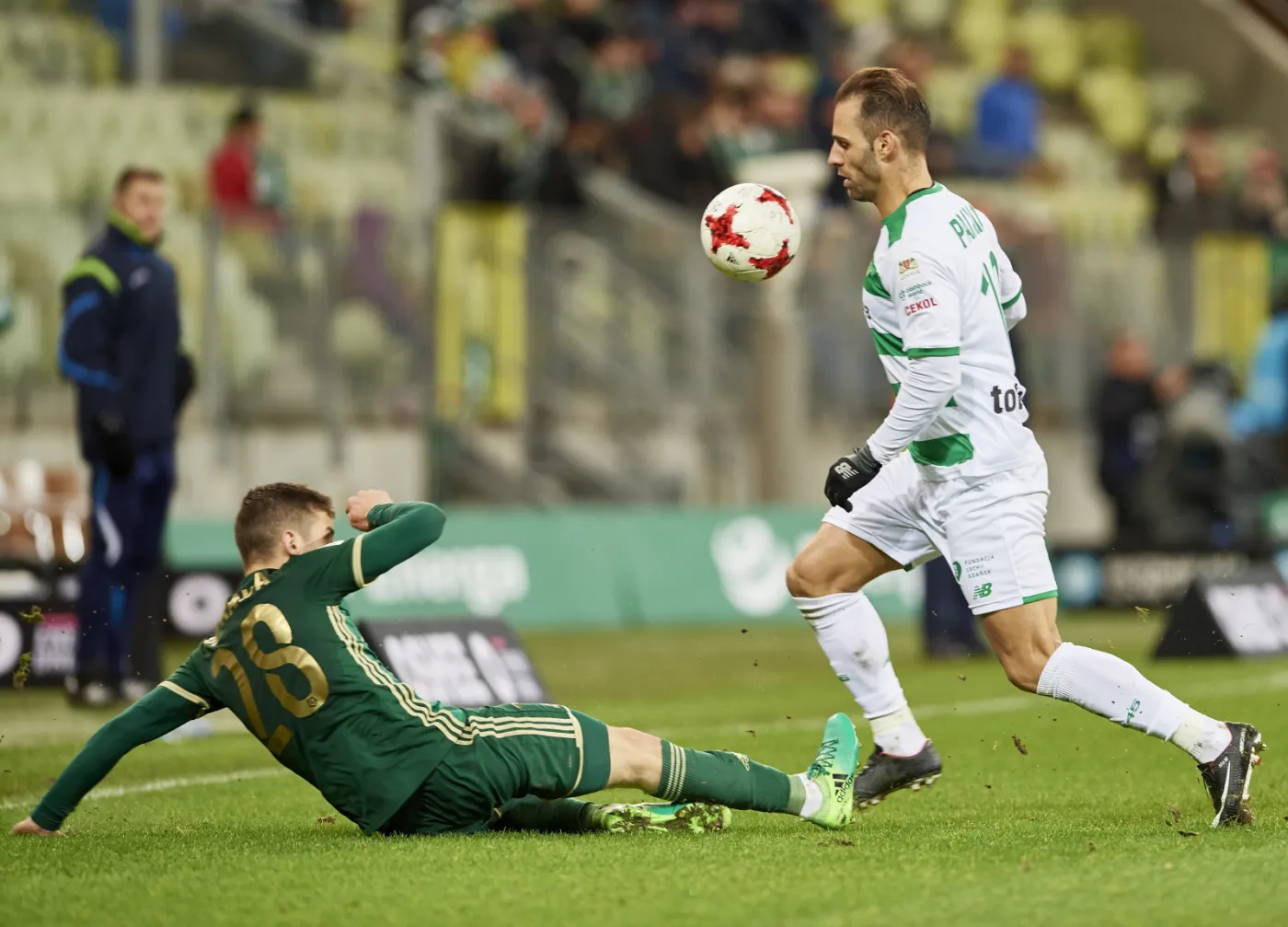 Zawodnik Lechii Gdańsk Marco Paixao (P) i Konrad Poprawa (L) ze Śląska Wrocław