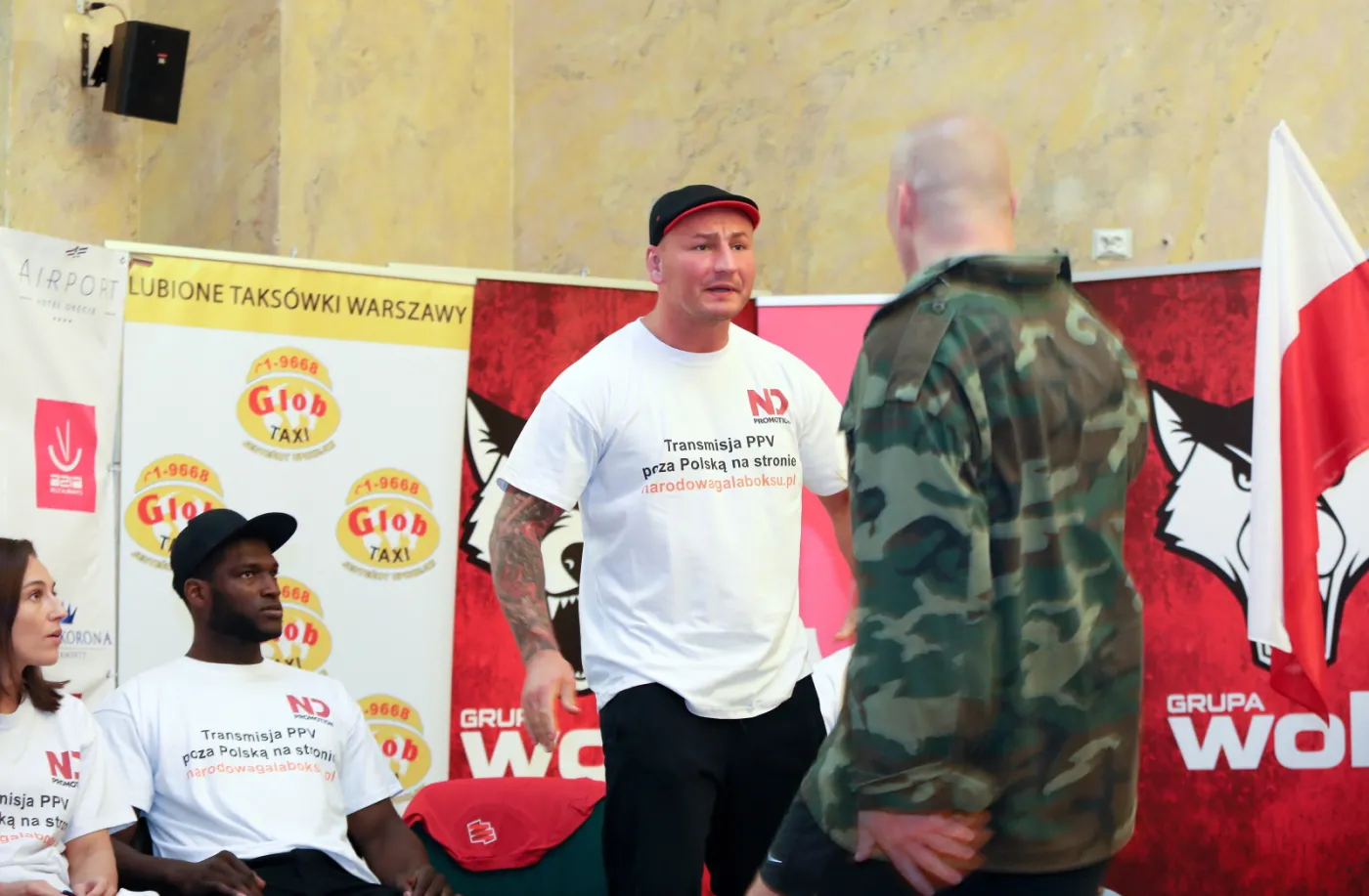 Wymiana zdań między Arturem Szpilką (2P) i Arturem Binkowskim (P) podczas konferencji prasowej przed Narodową Galą Boksu