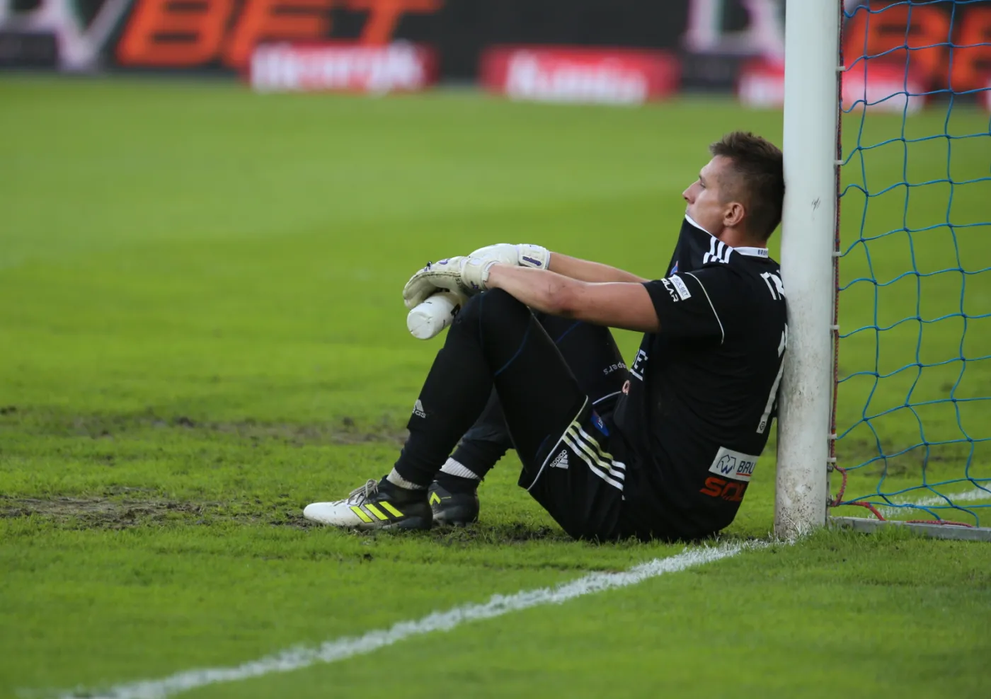 Bramkarz Bruk-Bet Termaliki Nieciecza Dariusz Trela po przegranym meczu grupy spadkowej w ostatniej kolejce sezonu piłkarskiej Ekstraklasy z Piastem Gliwice