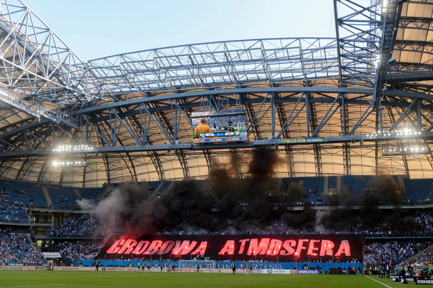 Sektor kibiców Lecha Poznań podczas meczu grupy mistrzowskiej ostatniej kolejki sezonu Ekstraklasy z Legią Warszawa