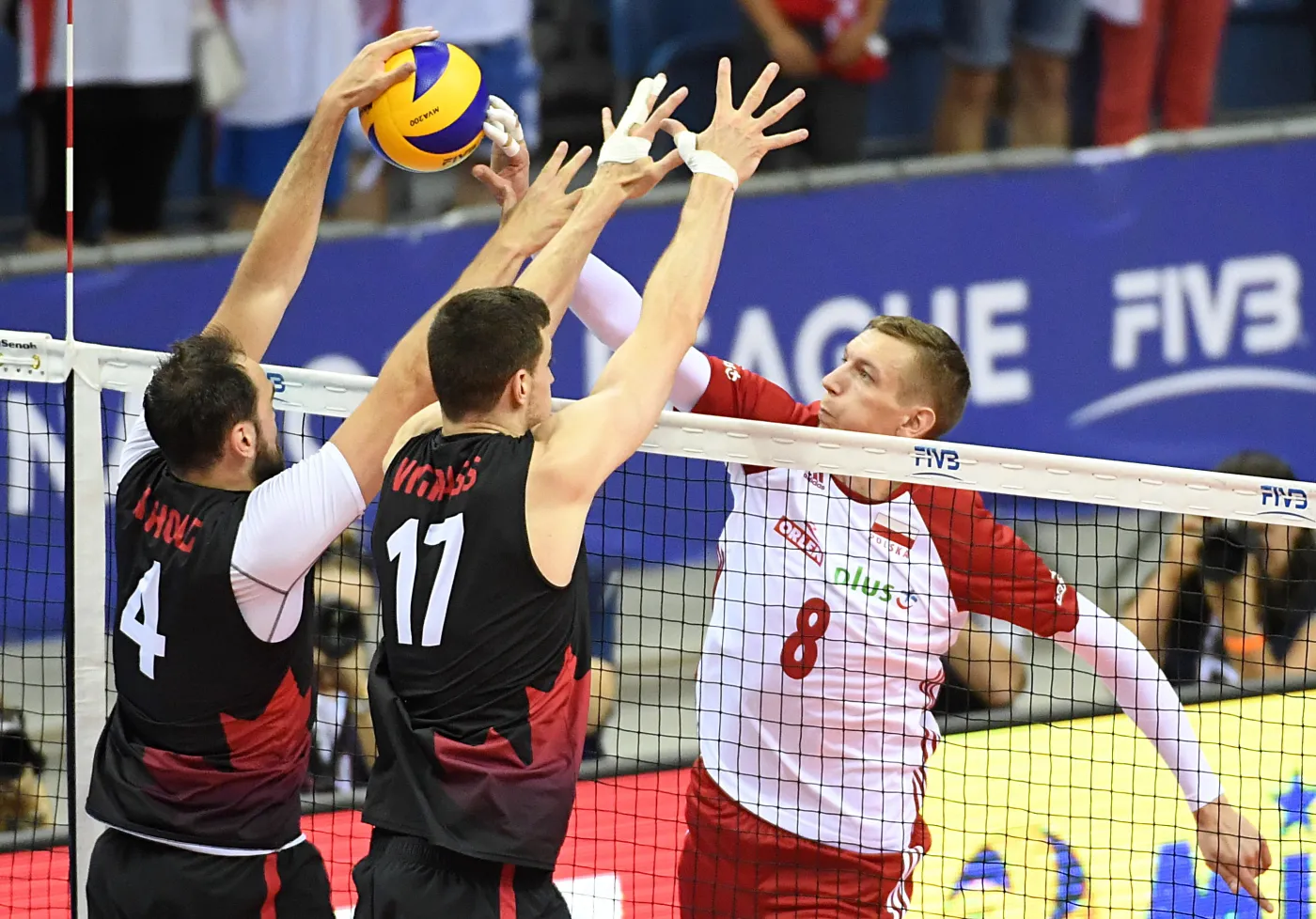 Polak Damian Schulz (P) oraz Nicholas Hoag (L) i Graham Vigrass (C) z Kanady podczas meczu pierwszej edycji turnieju siatkarskiej Ligi Narodów w Krakowie