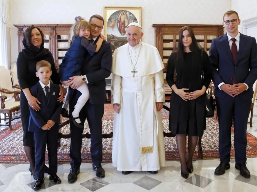 Małżonka premiera Morawieckiego wyszła obronną ręką z trudnego dress code'u na audiencji u papieża. FOTO