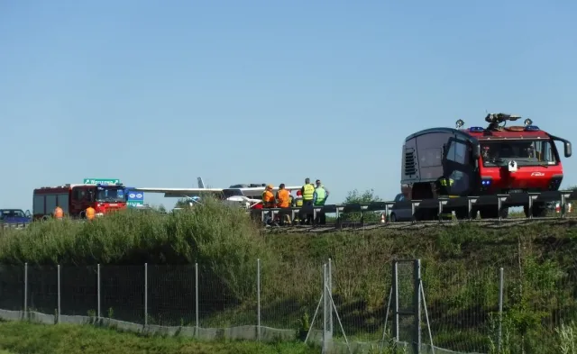 Awionetka lądowała awaryjnie na autostradzie A4. Kierowcy przecierali oczy ze zdumienia [FOTO]