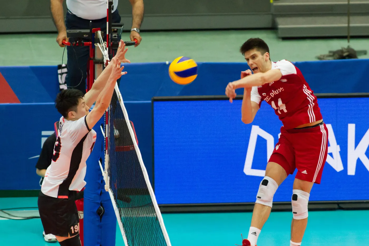 Polak Aleksander Sliwka (P) i Hiroaki Asano (L) z Japonii podczas meczu Ligi Narodów