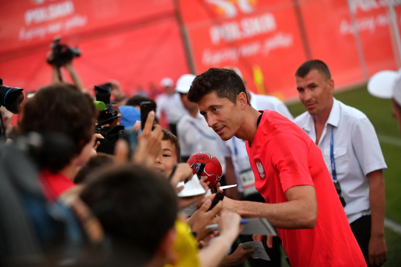 Robert Lewandowski rozdaje autografy po treningu kadry w Soczi
