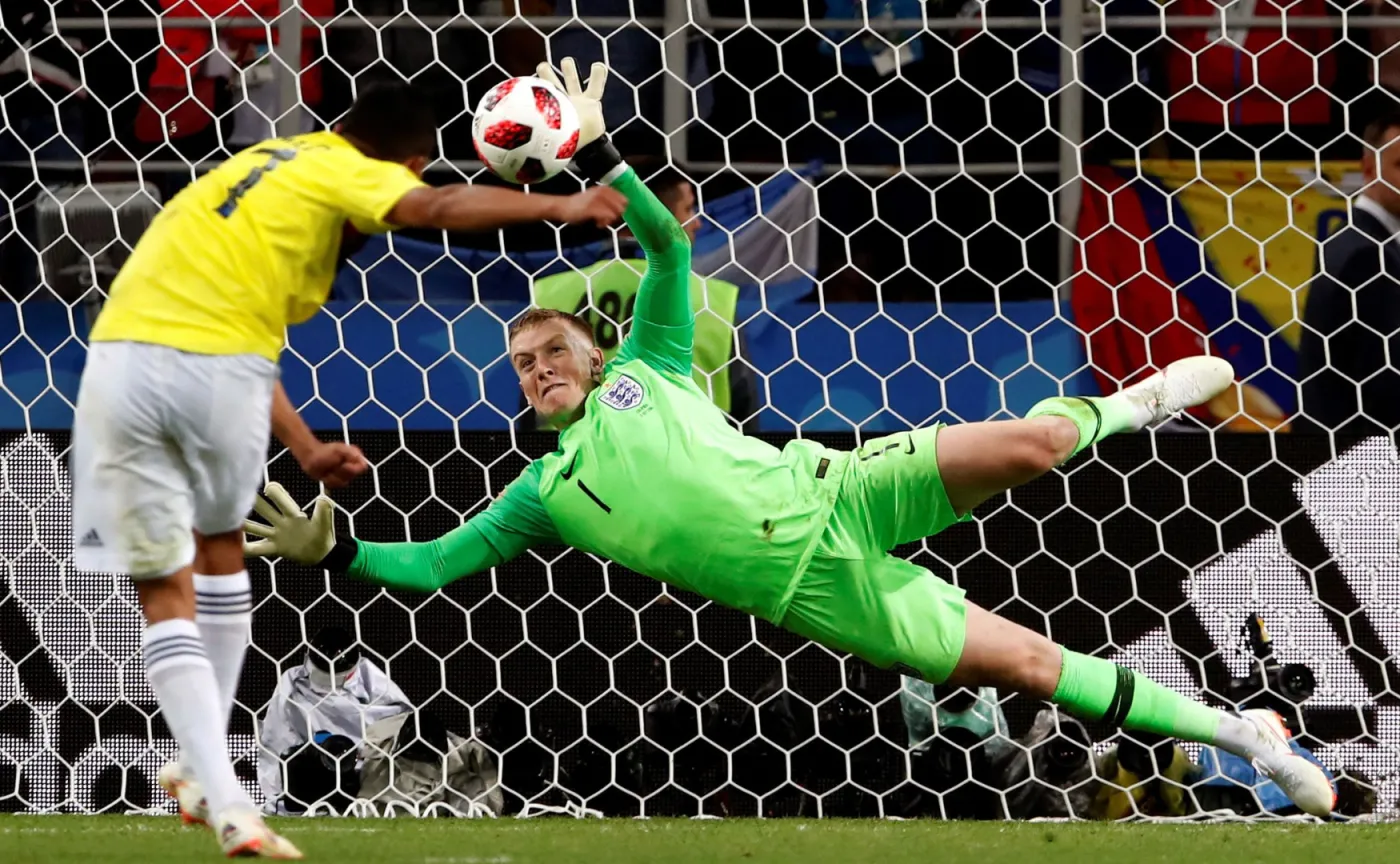 Jordan Pickford broni strzał Carlosa Bacci