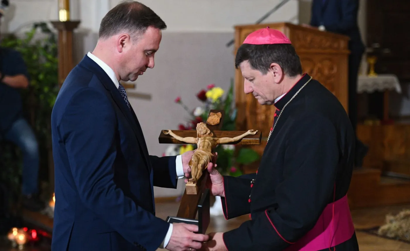 11114198-prezydent-andrzej-duda-l-przekazuje.jpg