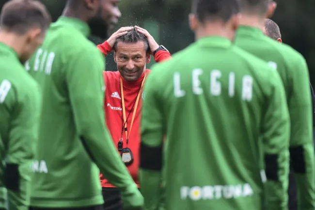 Trener Legii Warszawa Dean Klafuric (C) podczas treningu przed rewanżowym meczem 1. rundy eliminacji piłkarskiej Ligi Mistrzów sezonu 2018/2019 z Cork City FC, 16 bm. W pierwszym spotkaniu, drużyna stołeczna wygrała na wyjeździe 1:0.