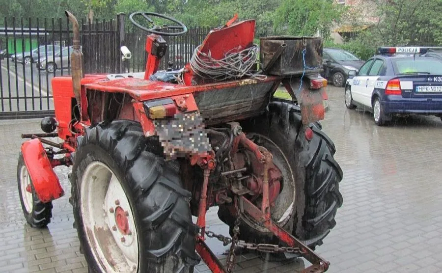 Ciągnik, którym mężczyzna staranował bramę komendy