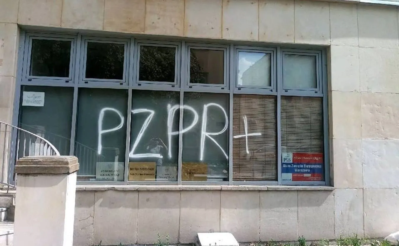 Napis "PZPR" na siedzibie warszawskiego PiS. Fot. warszawskipis.pl