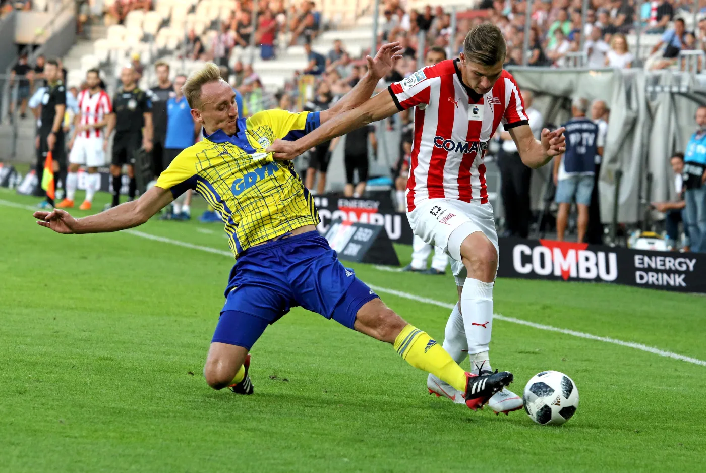 Zawodnik Cracovii Sebastian Strózik (P) i Adam Marciniak (L) z Arki Gdynia