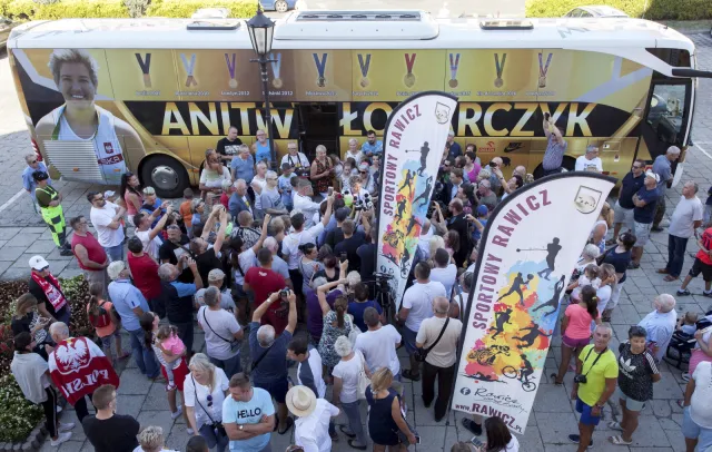 Anita Włodarczyk z Berlina wróciła złotym autobusem z własnym nazwiskiem na karoserii