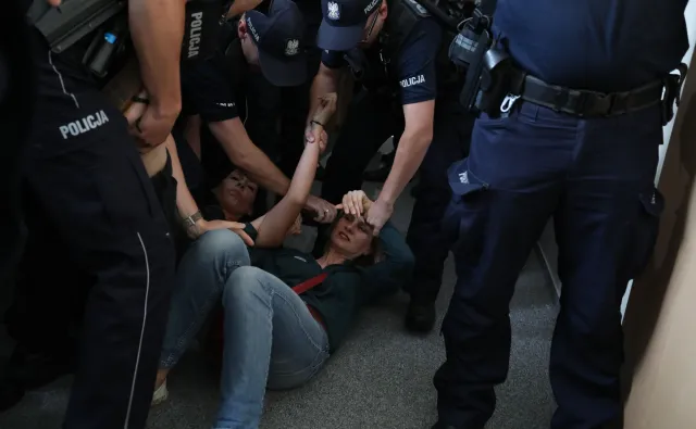 Obywatele RP wyniesieni z budynku SGGW. Brudziński: Emocje wokół hucpy "demokratów"? Policja działa zgodnie z prawem