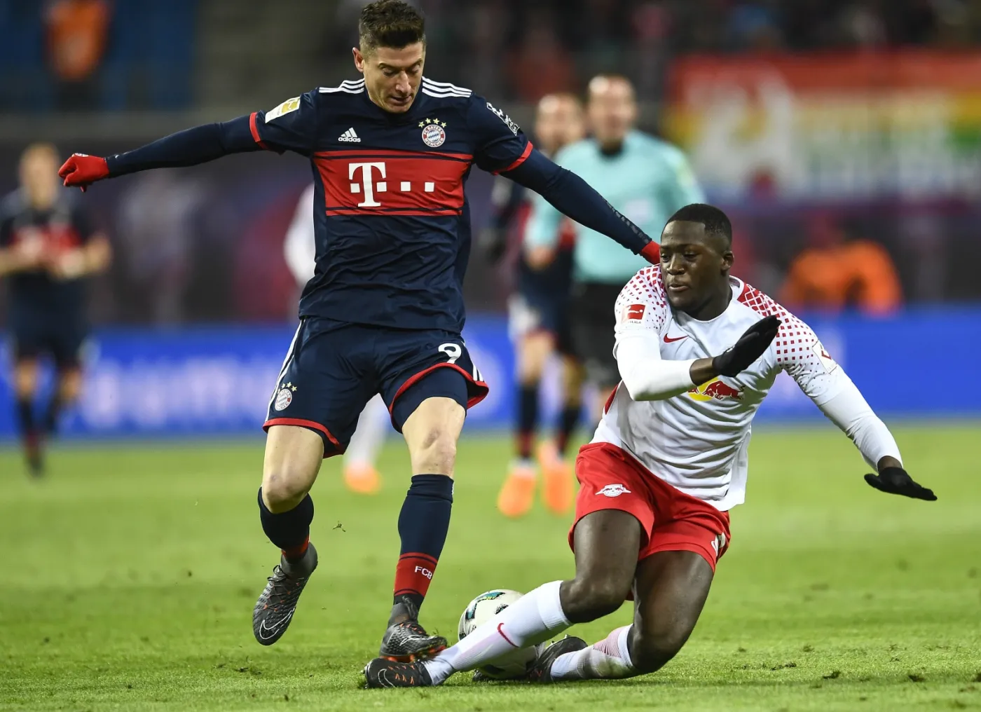 Ibrahima Konate i Robert Lewandowski 