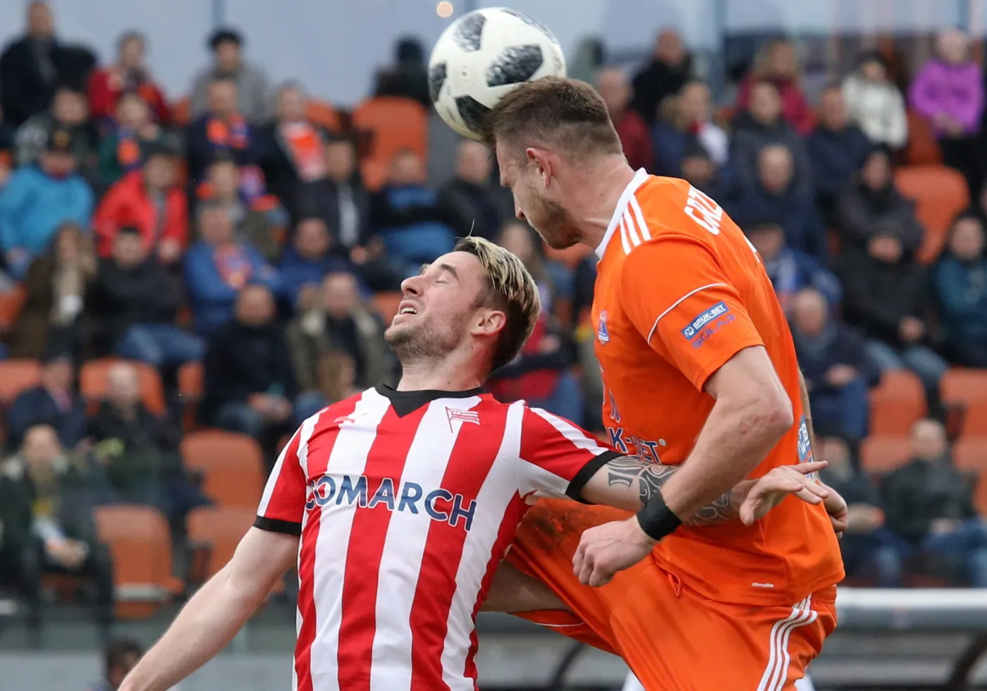 Piłkarz Bruk-Bet Termaliki Nieciecza Rafał Grzelak (P) i Diego Ferraresso (L) z Cracovii