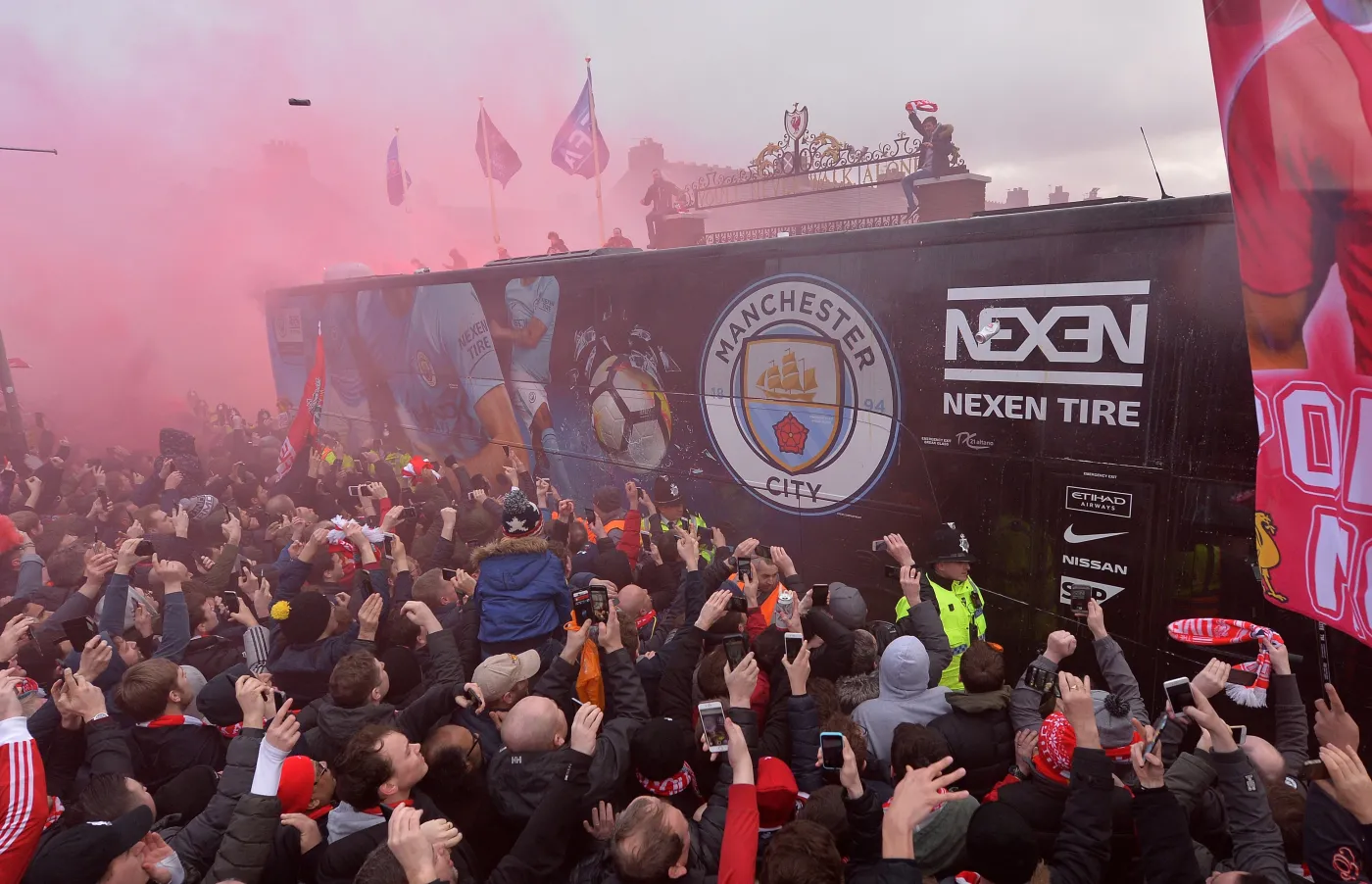 Kibice Liverpoolu zaatakowali autokar z piłkarzami Manchesteru City