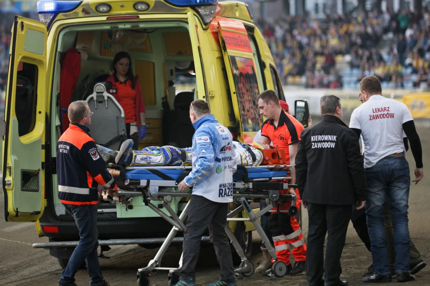 Jason Doyle z Get Well Toruń wnoszony do karetki po upadku w jednym z biegów meczu żużlowego z Cash Broker Stalą Gorzów w Gorzowie Wielkopolskim