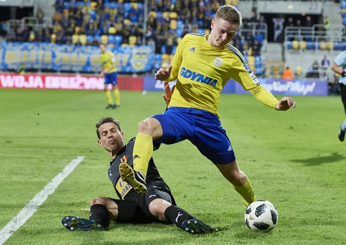 Zawodnik Arki Gdynia Mateusz Szwoch (P) i Goran Cvijanovic z Korony Kielce