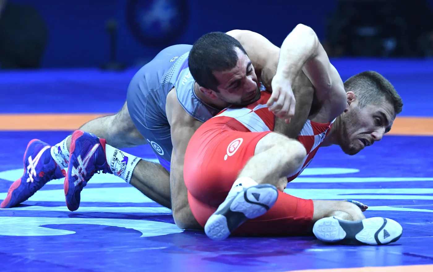 Reprezentant Polski Geworg Sahakjan (niebieski) zdobył 27 bm. w Budapeszcie brązowy medal zapaśniczych mistrzostw świata w kategorii 67 kg