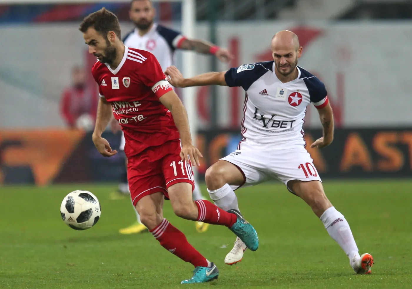 Zawodnik Piasta Gliwice Jorge Felix (L) i Vullnet Basha (P) z Wisły Kraków