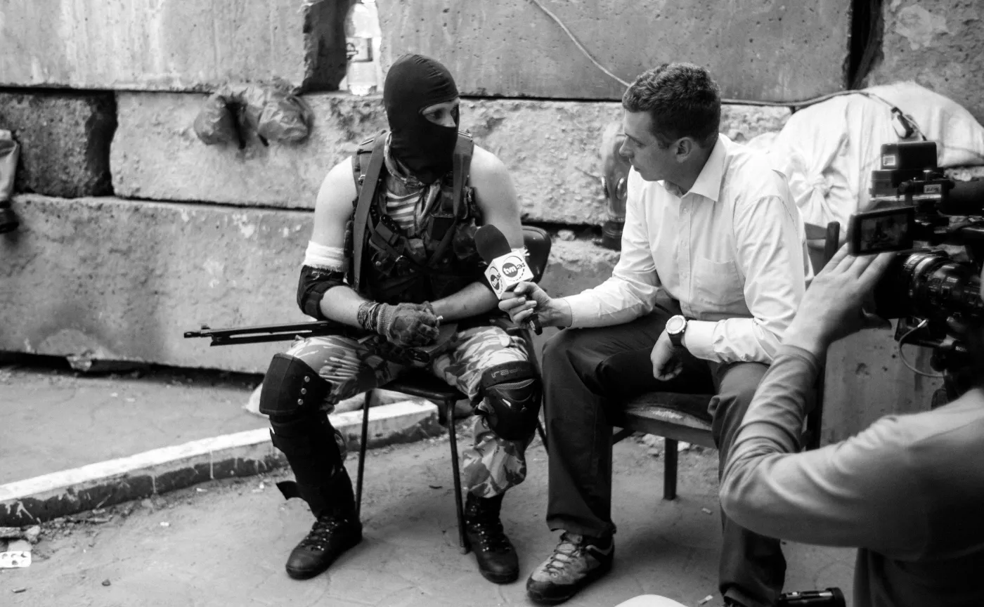 Żołnierz SBU w rozmowie z reporterem TVN24