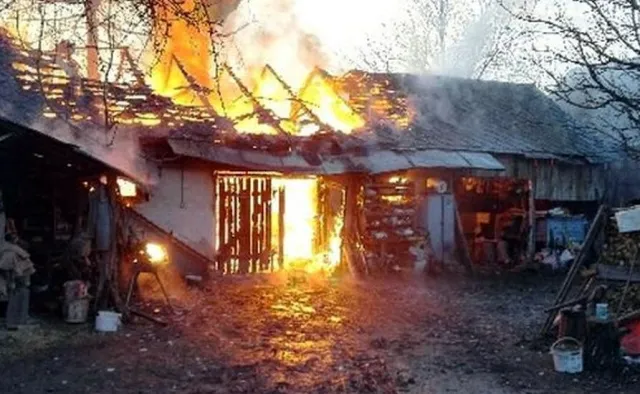 Kradł benzynę ze skutera i... przyświecił sobie zapalniczką. Omal nie zginął