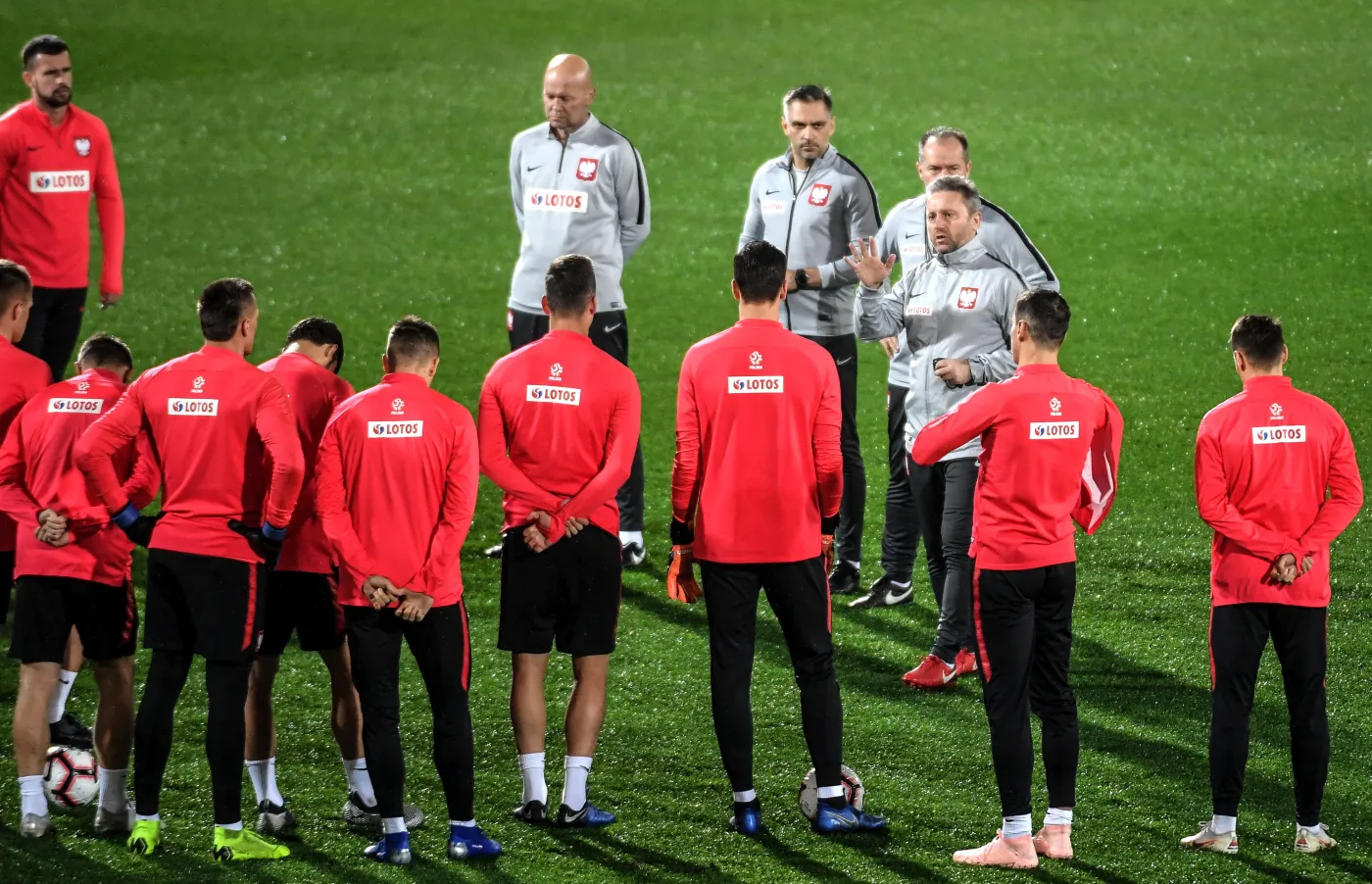 Selekcjoner piłkarskiej reprezentacji Polski Jerzy Brzęczek (3P), podczas treningu kadry na stadionie w Guimaraes