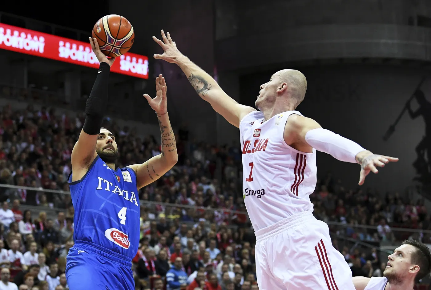 Zawodnik reprezentacji Polski Maciej Lampe (P) i Pietro Aradori (L) z Włoch podczas meczu eliminacyjnego do mistrzostw świata koszykarzy