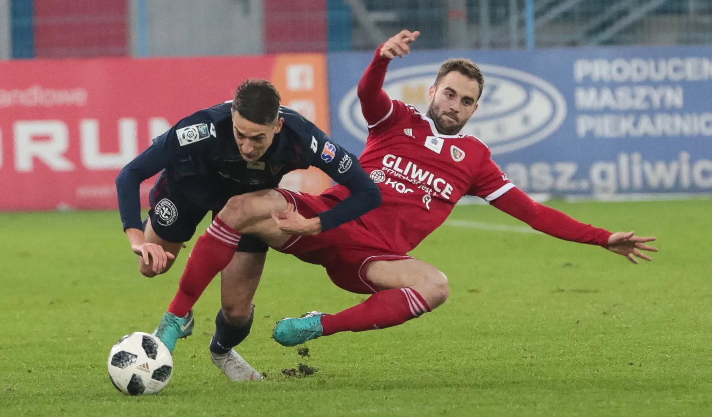Zawodnik Piasta Gliwice Jorge Felix (P) i Dawid Stec (L) z Pogoni Szczecin