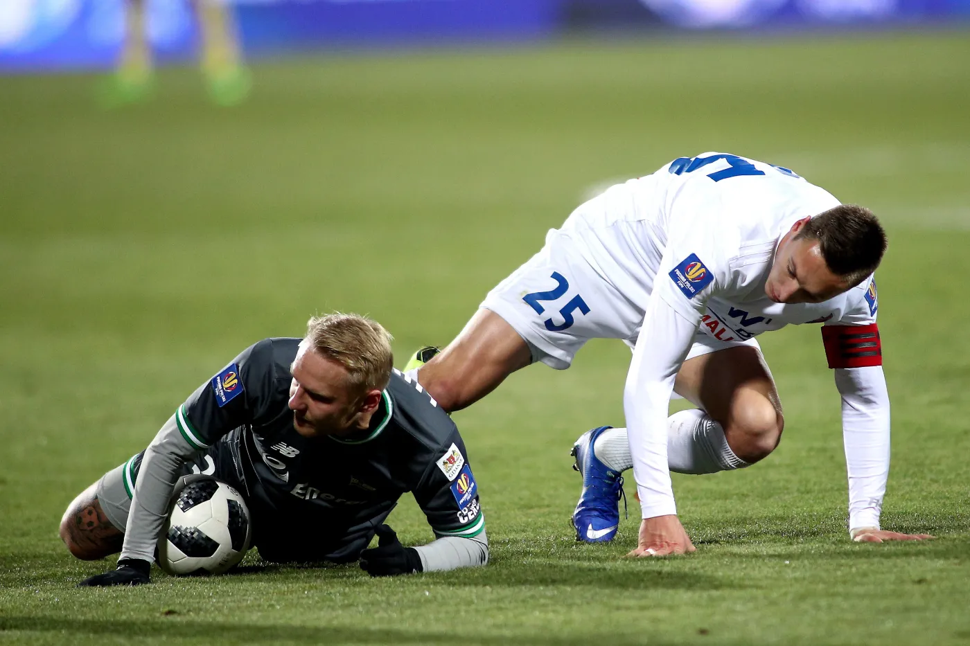 Piłkarz Bruk-Bet Termaliki Nieciecza Mateusz Kupczak (P) i Daniel Łukasik (L) z Lechii Gdańsk