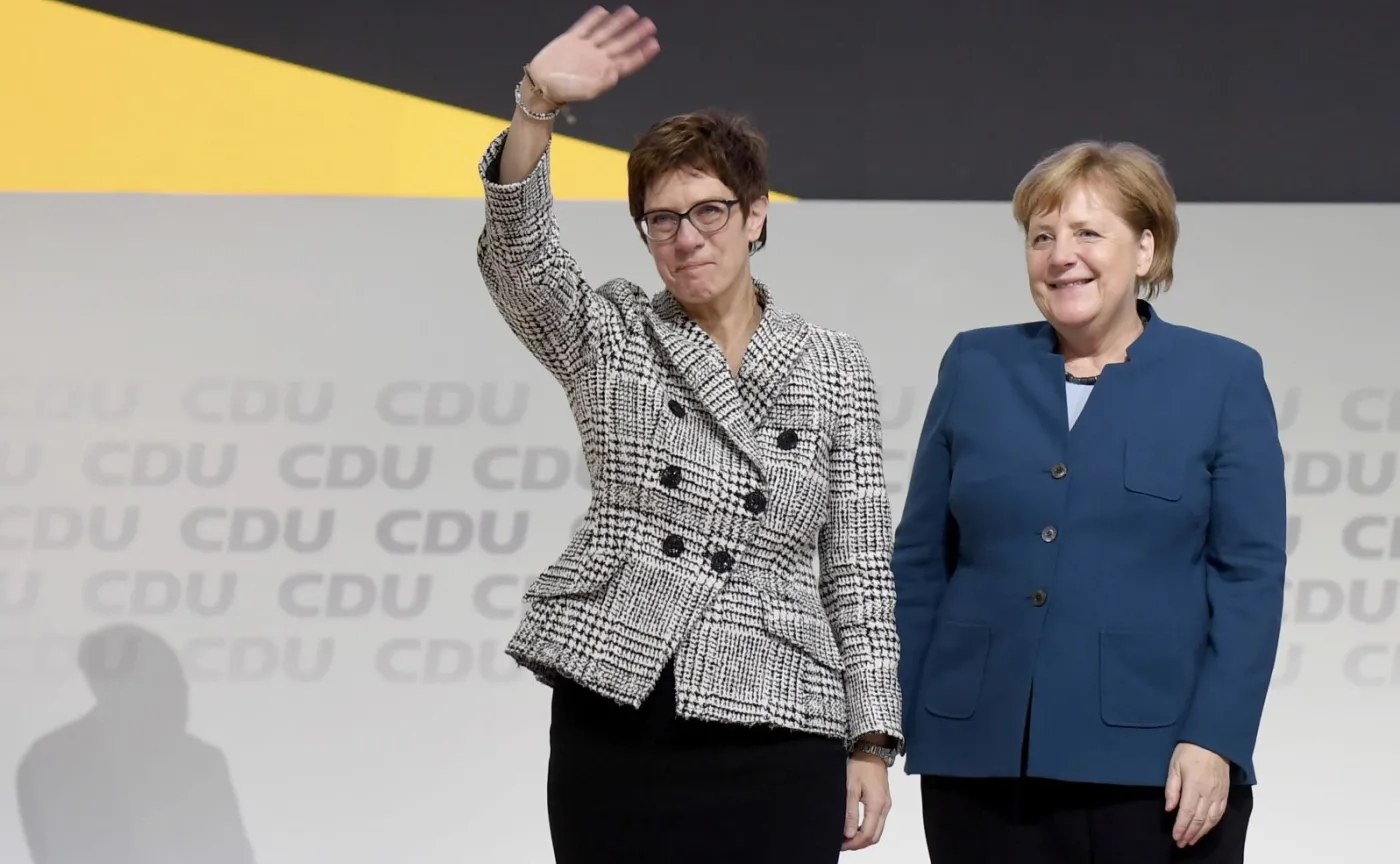 Annegret Kramp-Karrenbauer i Angela Merkel,