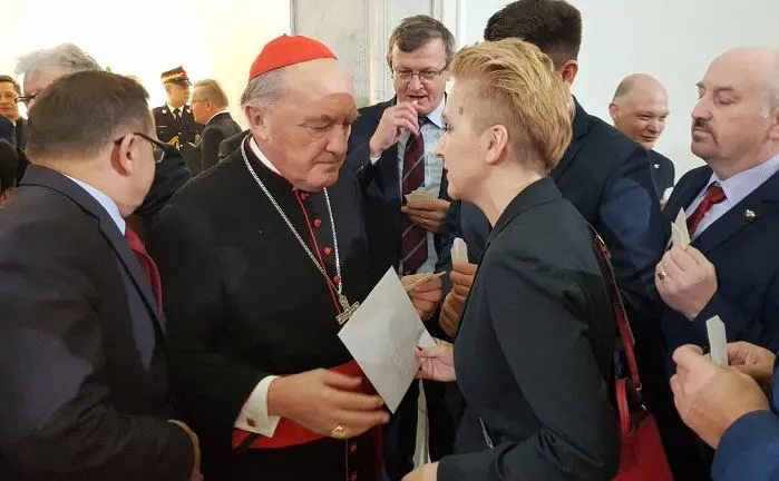 W Sejmie łamią się opłatkiem. Nagle Scheuring-Wielgus wręcza Nyczowi zaproszenie na konferencję o pedofilii. Reakcja?