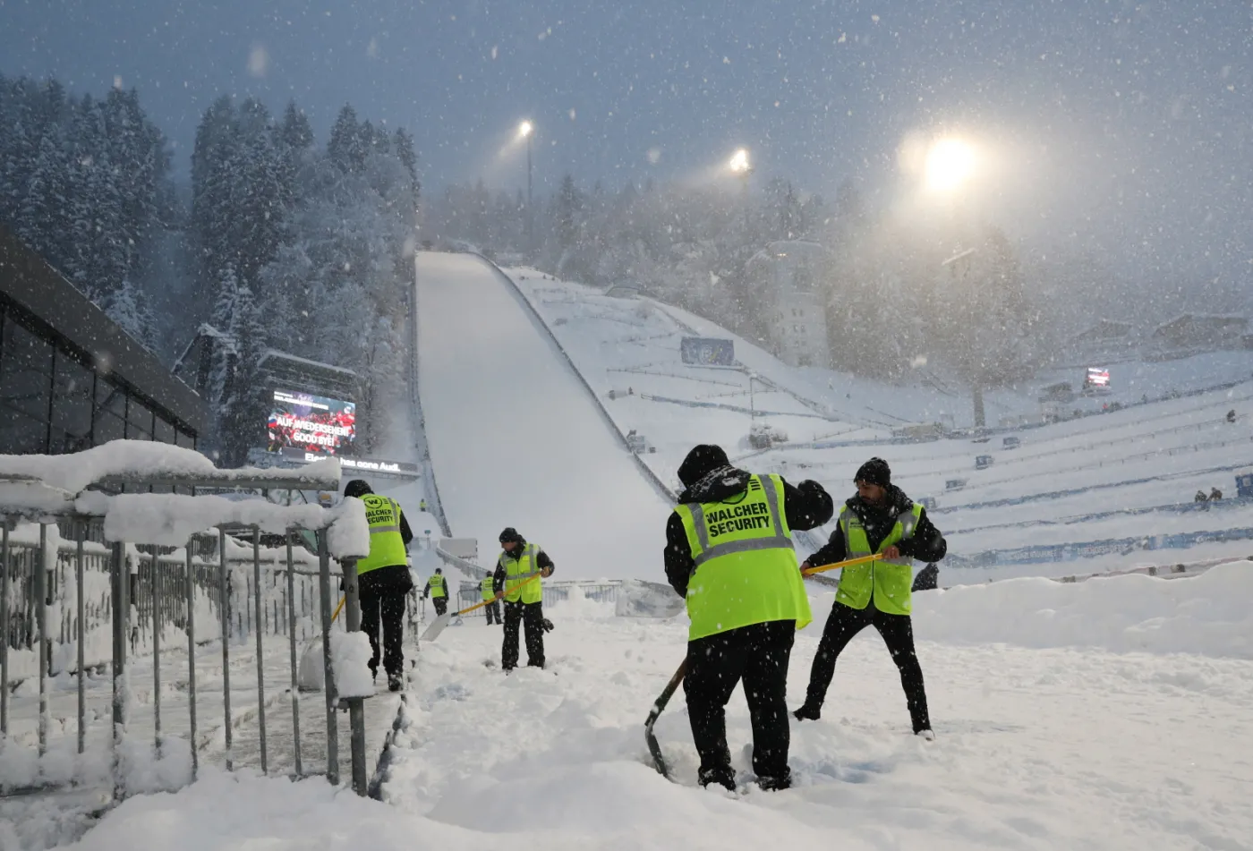 Intensywne opady śniegu spowodowały odwołanie sobotnich kwalifikacji do konkursu skoków Turnieju Czterech Skoczni w Bischofshofen